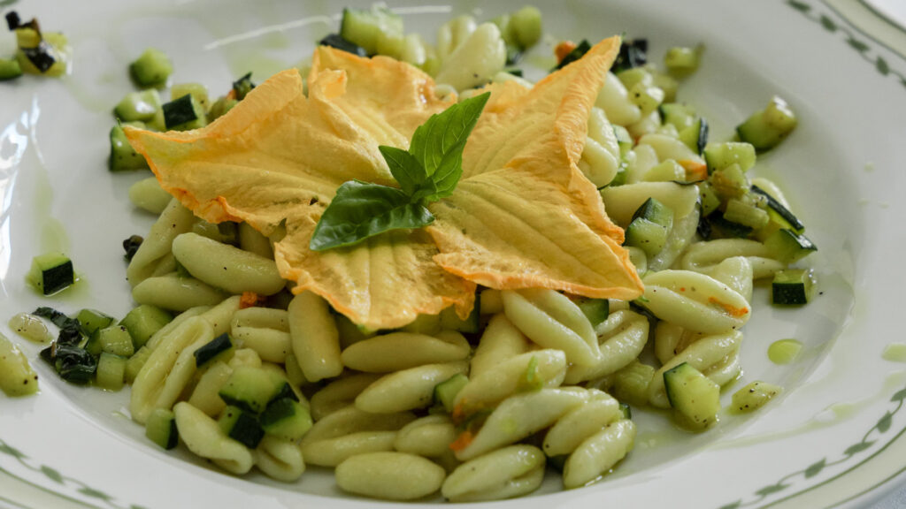 Cavatelli piccoli con dadolata di zucchine e fiori di zucca