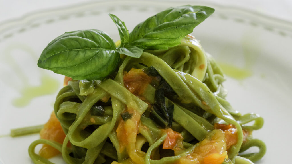 Tagliatelle paglia e fieno con pomodorino giallo e basilico